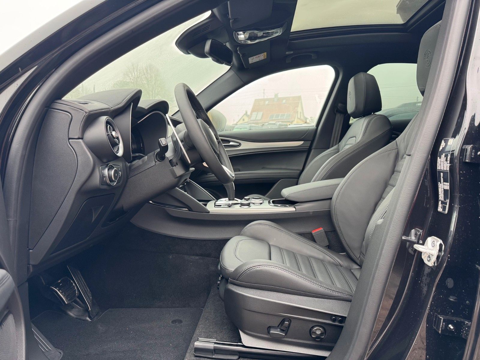 Fahrzeugabbildung Alfa Romeo Stelvio VELOCE 280 PS AT8 - Q4 AHK PANORAMA