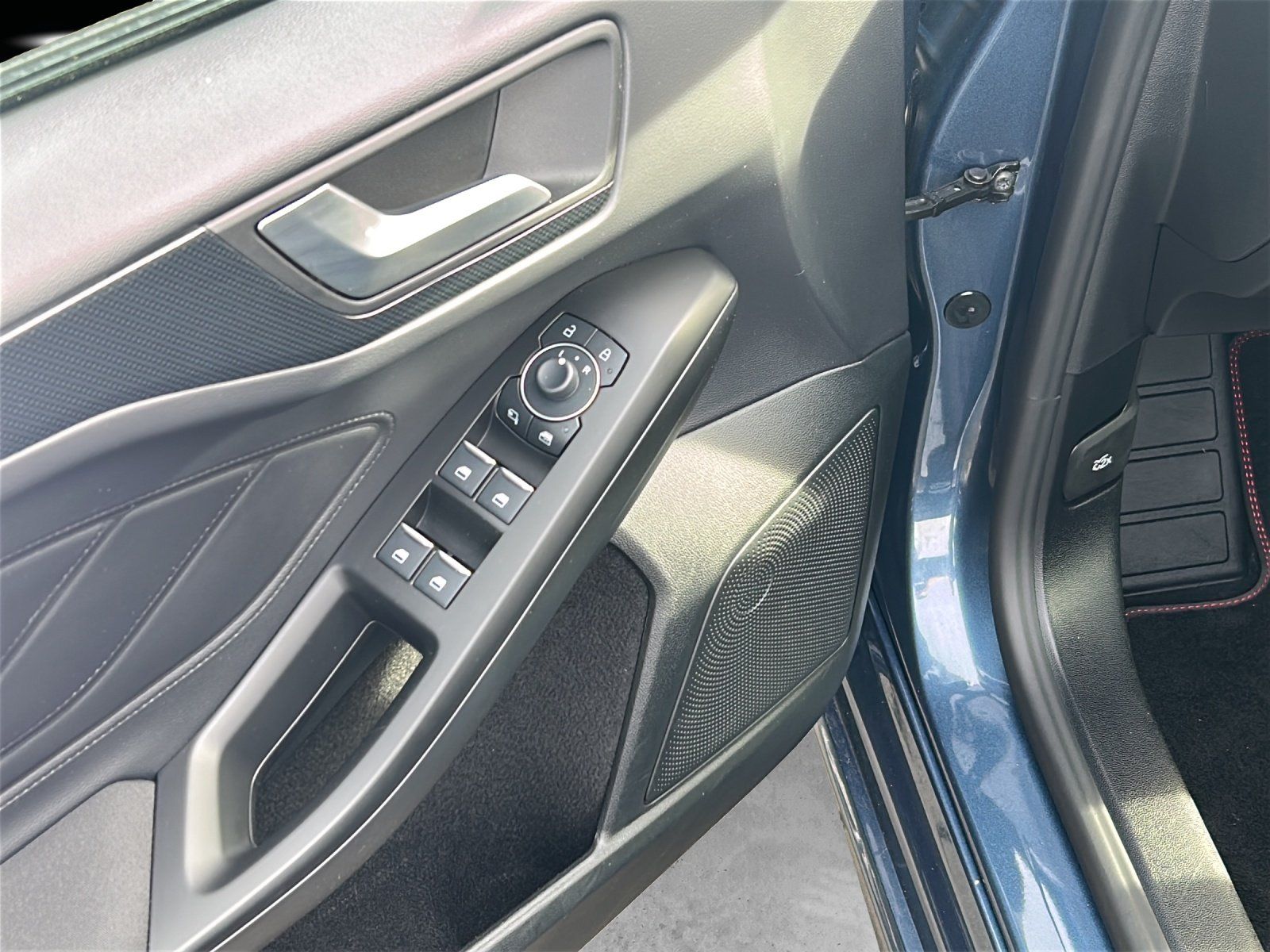 Fahrzeugabbildung Ford Focus 1.0 ST-Line X Aut./LED/ACC/AHK/KAMERA/NAVI