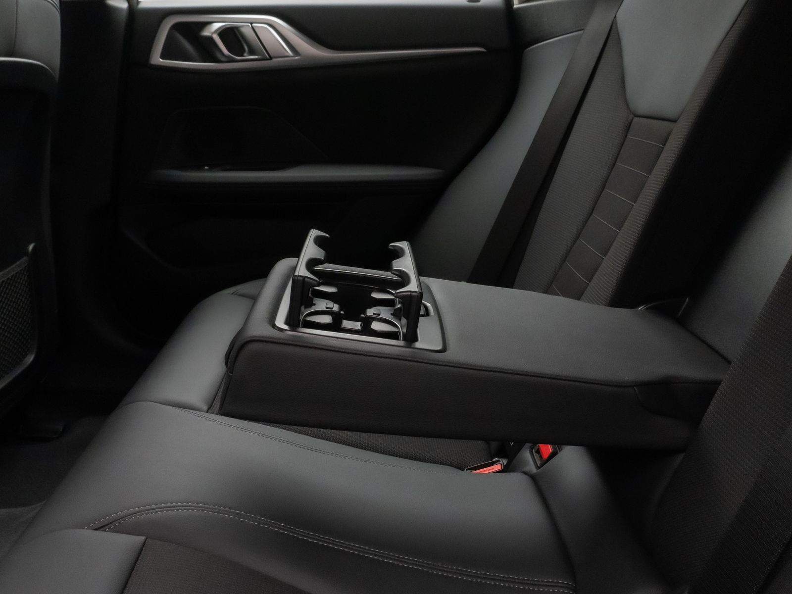 Fahrzeugabbildung BMW i4 eD40 Gran Coupè Kamera DAB HUD Alarm Komfort
