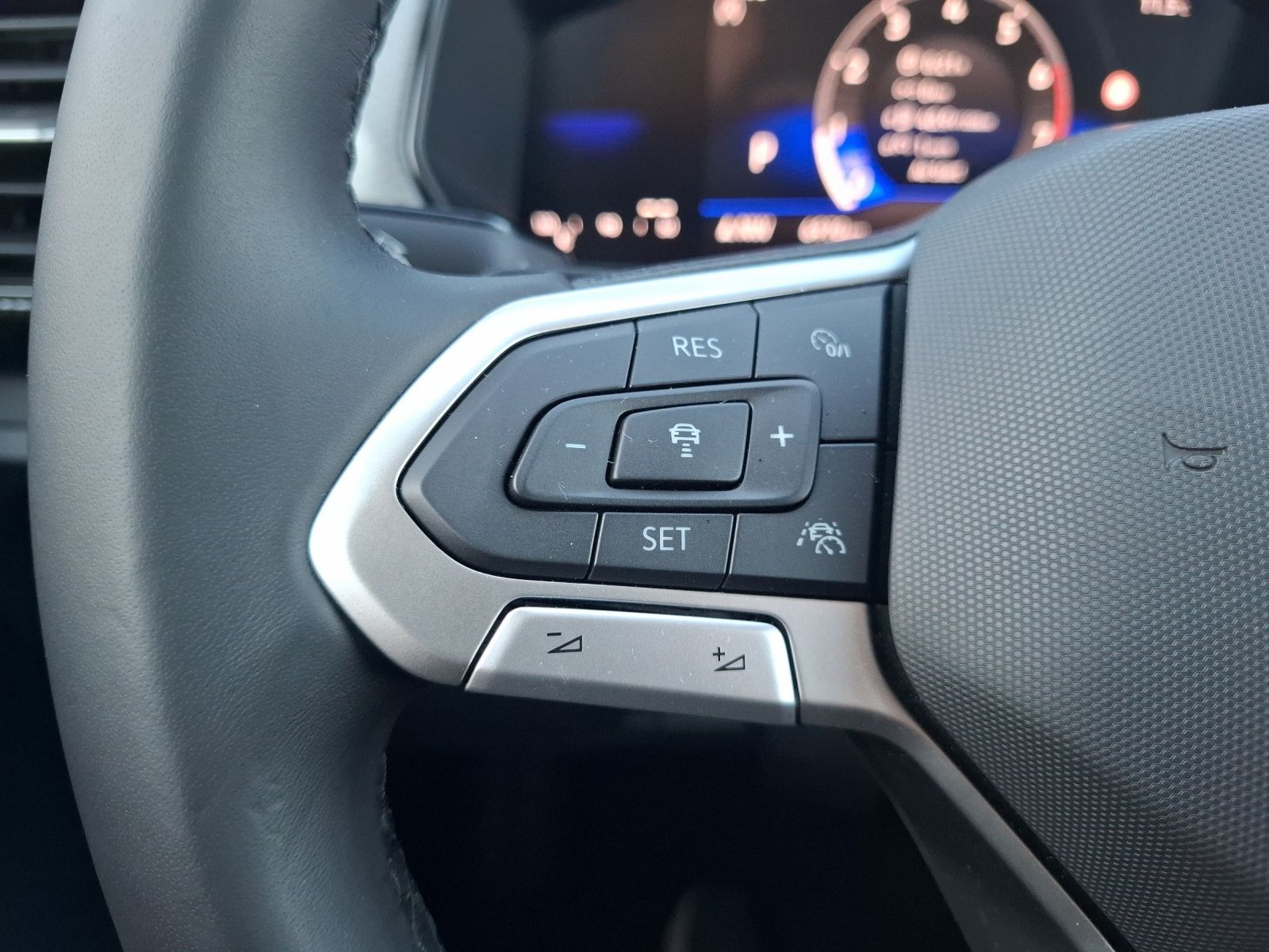 Fahrzeugabbildung Volkswagen T-Cross TSI Life DSG LED Navi AID ACC PDC SH LM