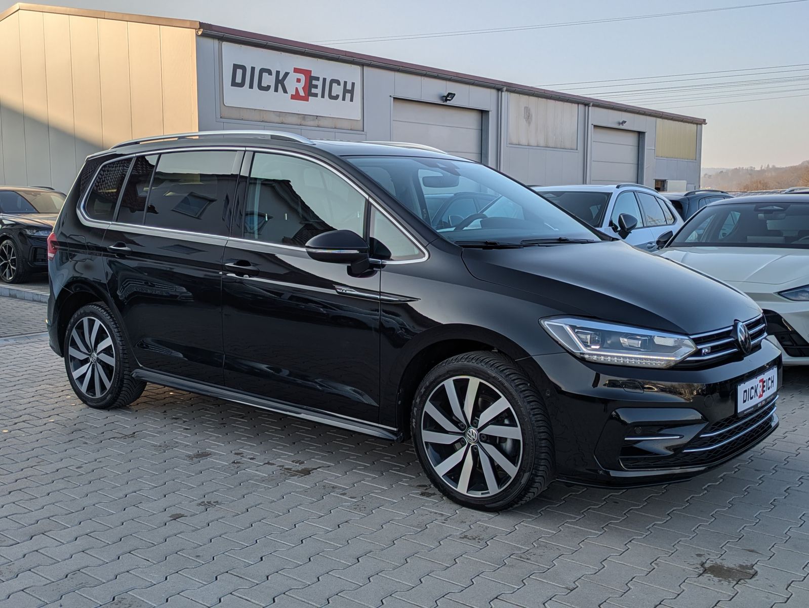 Fahrzeugabbildung Volkswagen Touran 2.0 DSG R-Line High. Pano 7-Si IQ.Dri AHK