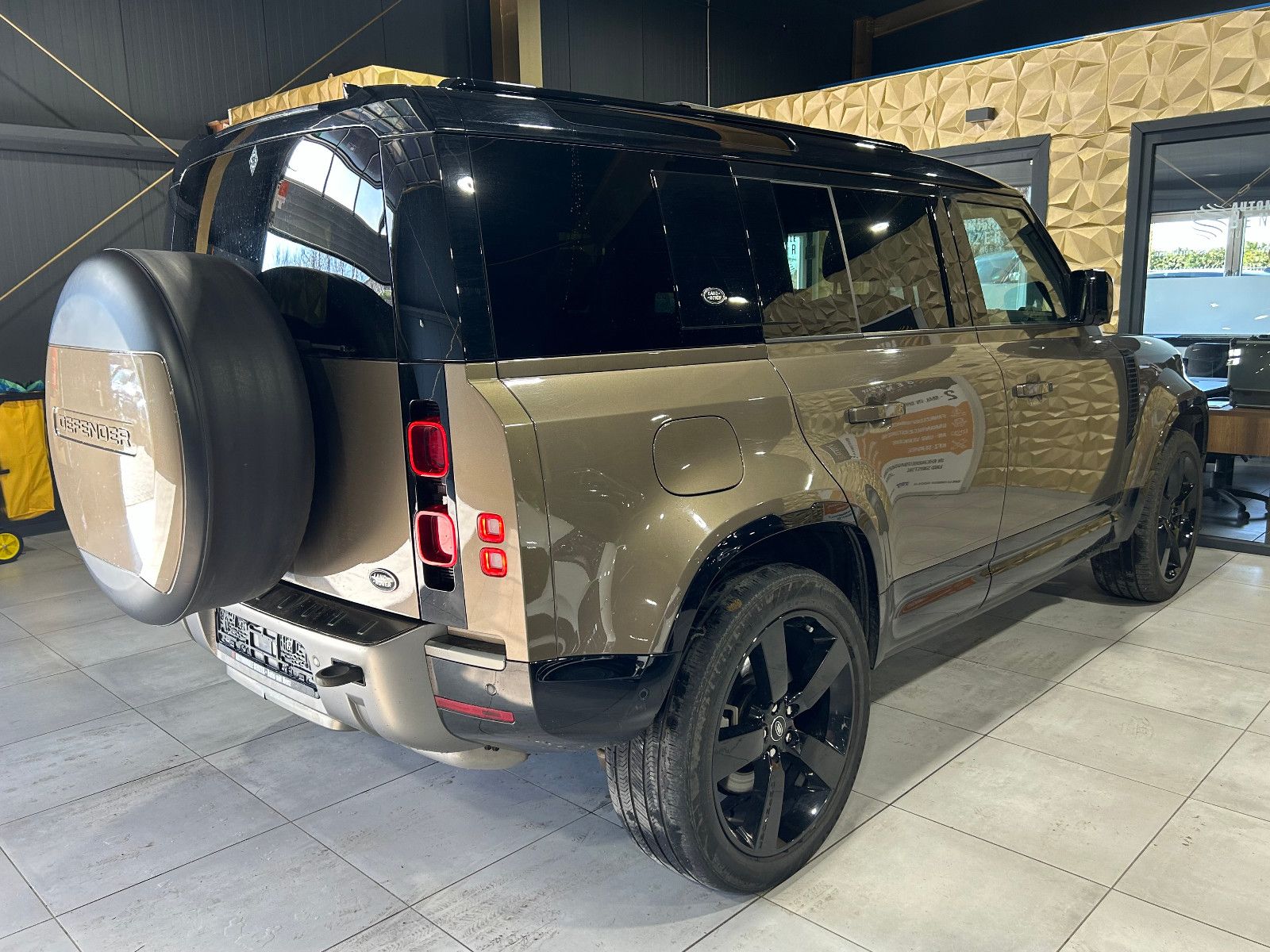 Fahrzeugabbildung Land Rover Defender 110 X-Dynamic S/HEAD-UP/PANO/360°/APPLE