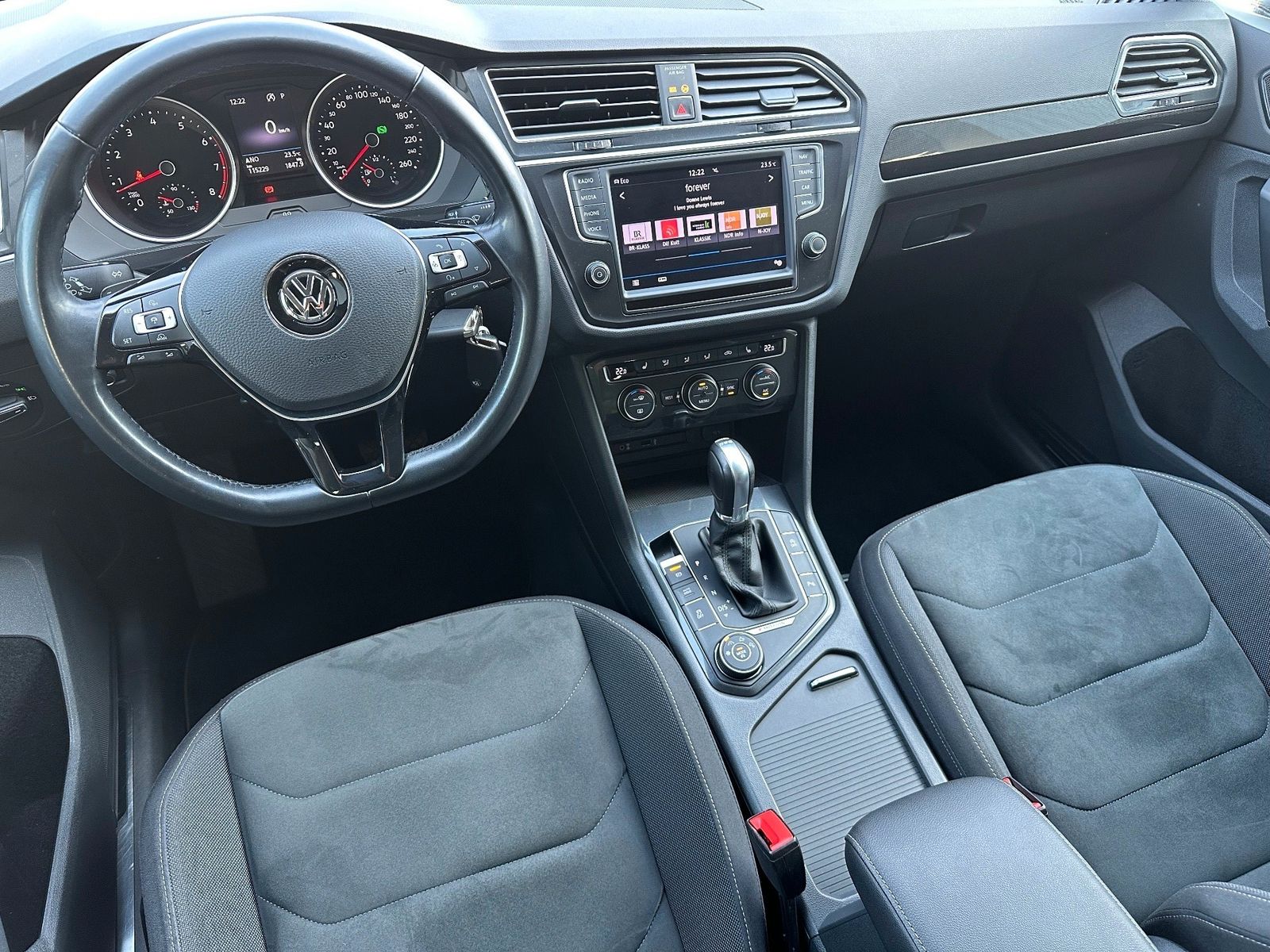 Fahrzeugabbildung Volkswagen Tiguan 1.4 TSI DSG 4M NAV+LED+SHZ+HUD+ACC+AHK