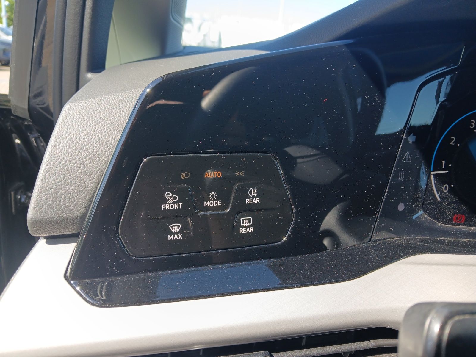 Fahrzeugabbildung Volkswagen Golf VIII Variant TSI Life Matrix AHK Navi AID A