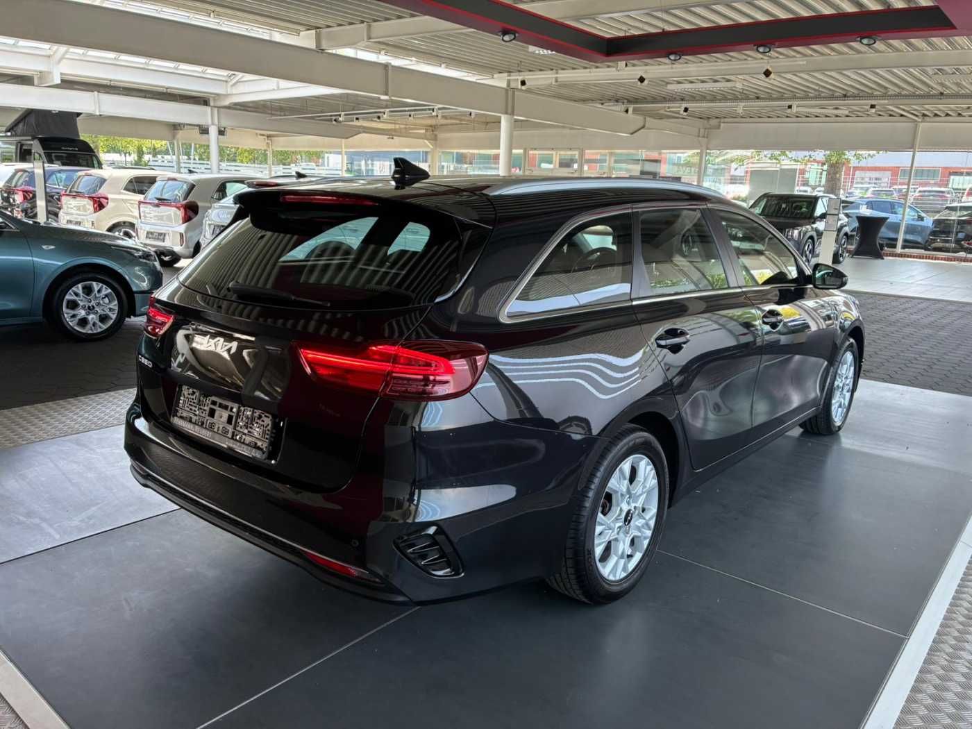 Kia Ceed SW 1.6 CRDi  DCT7 Vision imagem 3