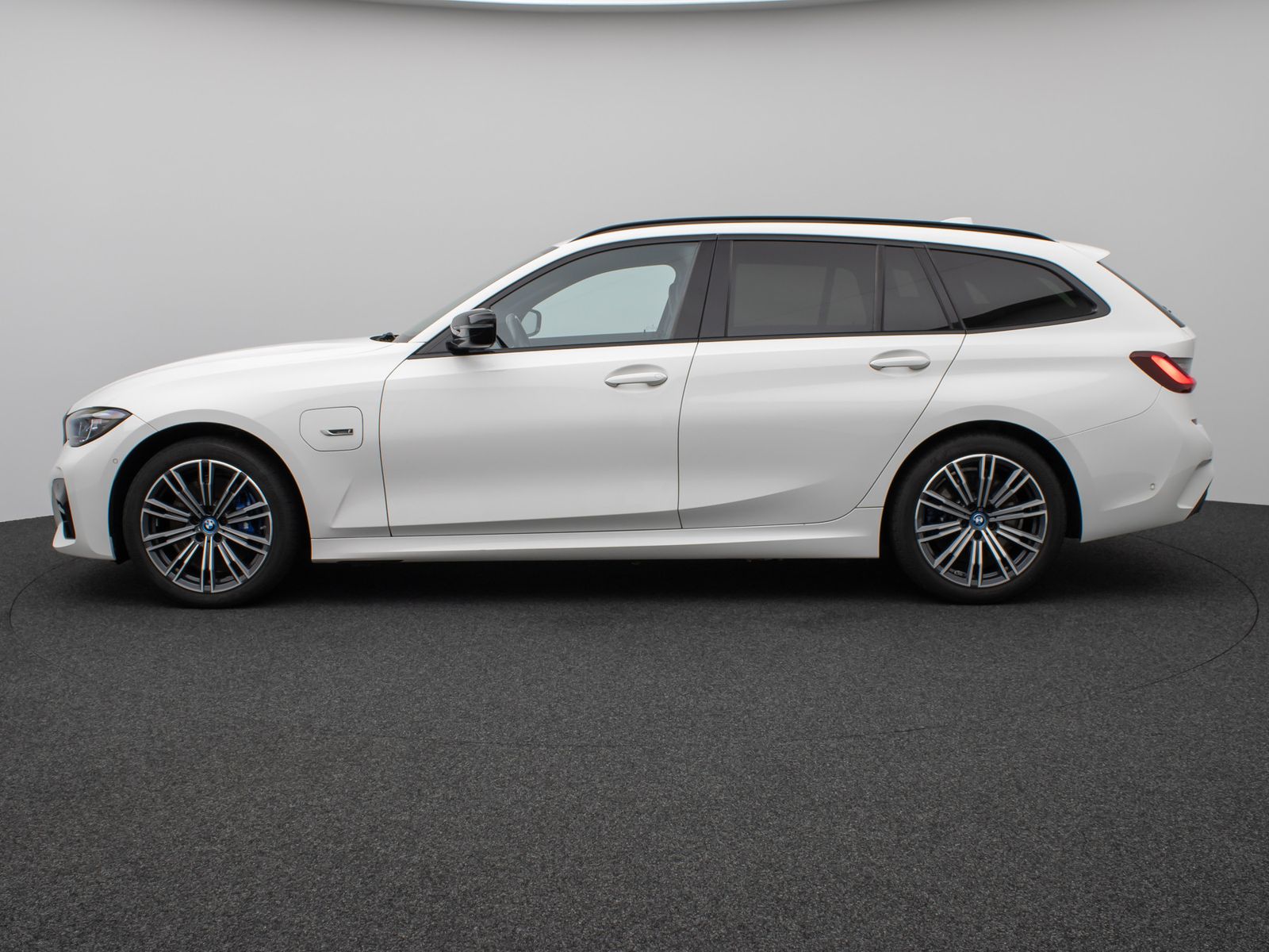 Fahrzeugabbildung BMW 330e M Sport Kamera Laser HUD HiFi AHK Stop&Go