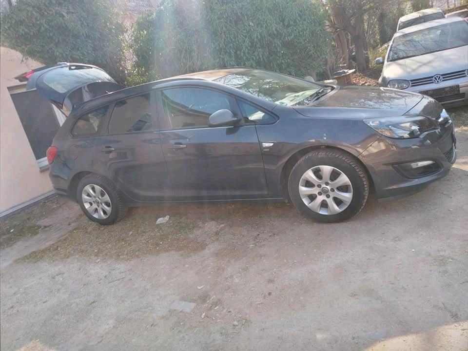 Opel Astra 2014 — rear view