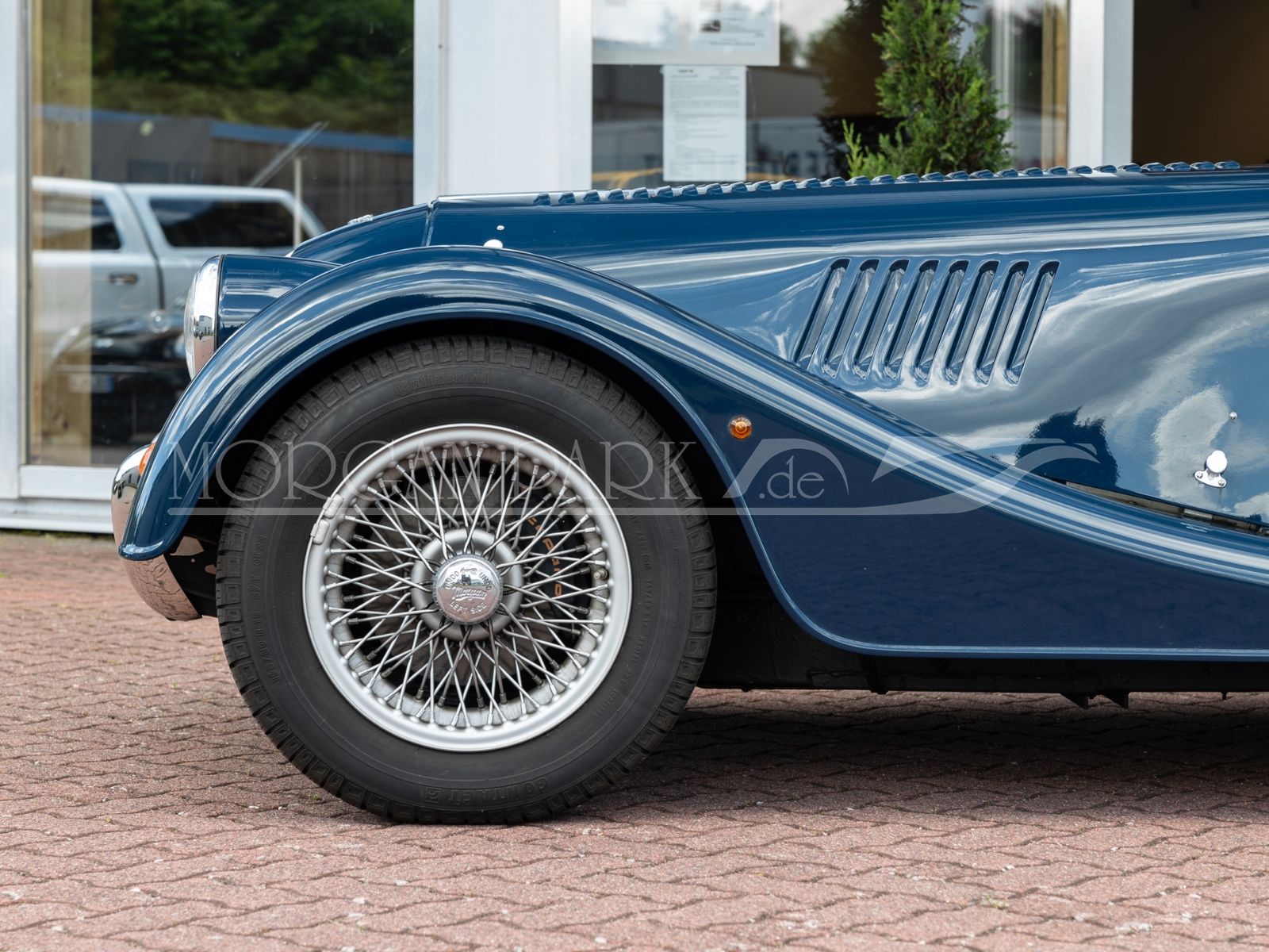 Fahrzeugabbildung Morgan 4/4 *Sport Blue / Yarwood Honey*