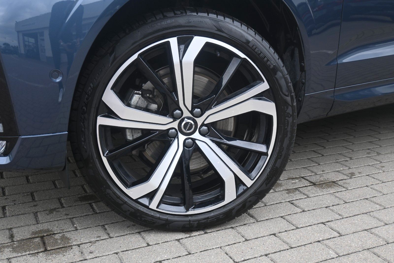 Fahrzeugabbildung Volvo XC60 B5 AWD Ultra Dark*PANO*LUFT*360°*ACC*AHK