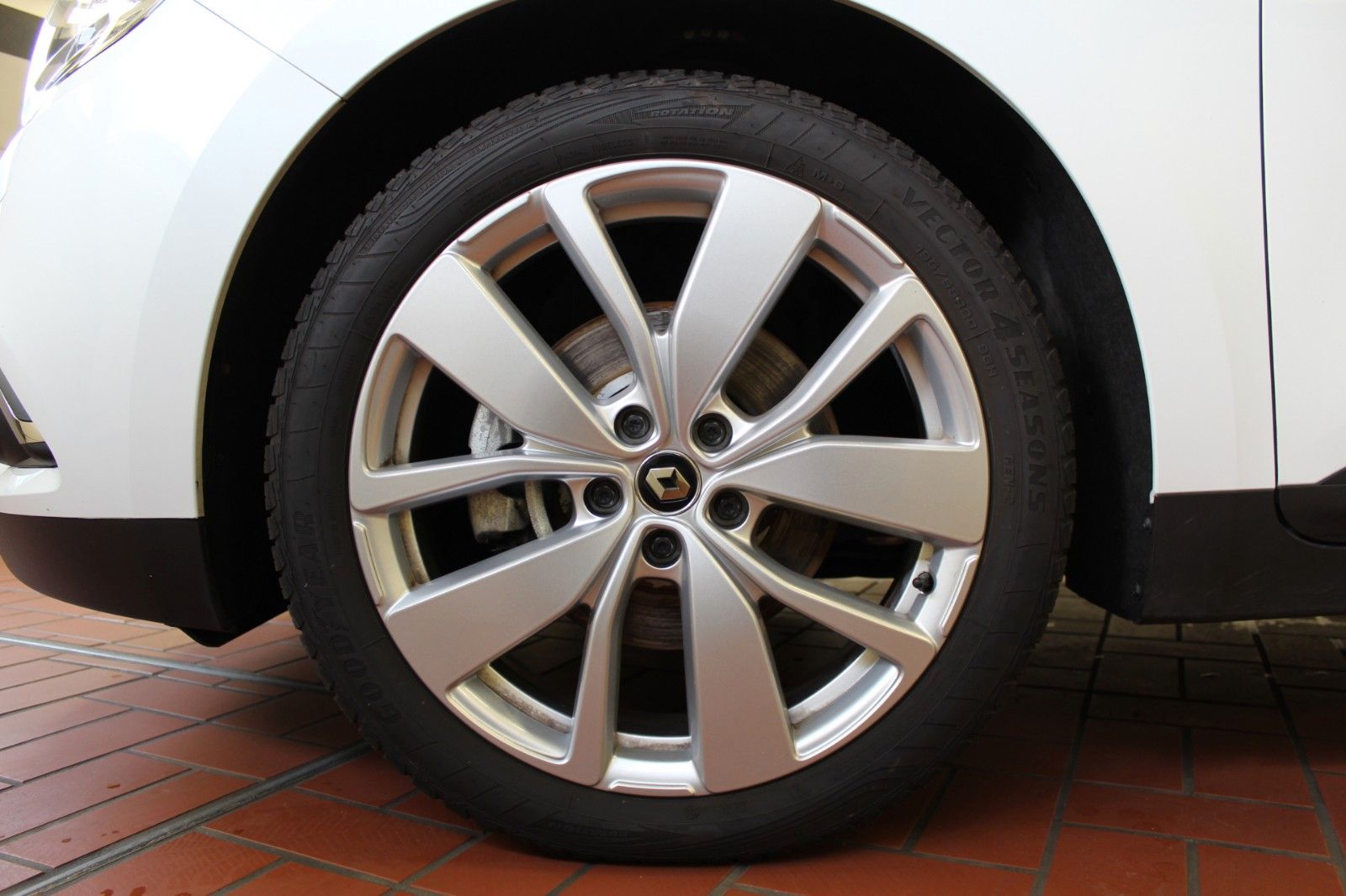 Fahrzeugabbildung Renault Grand Scenic TCe140 Limited Deluxe EDC 7-Sitzer