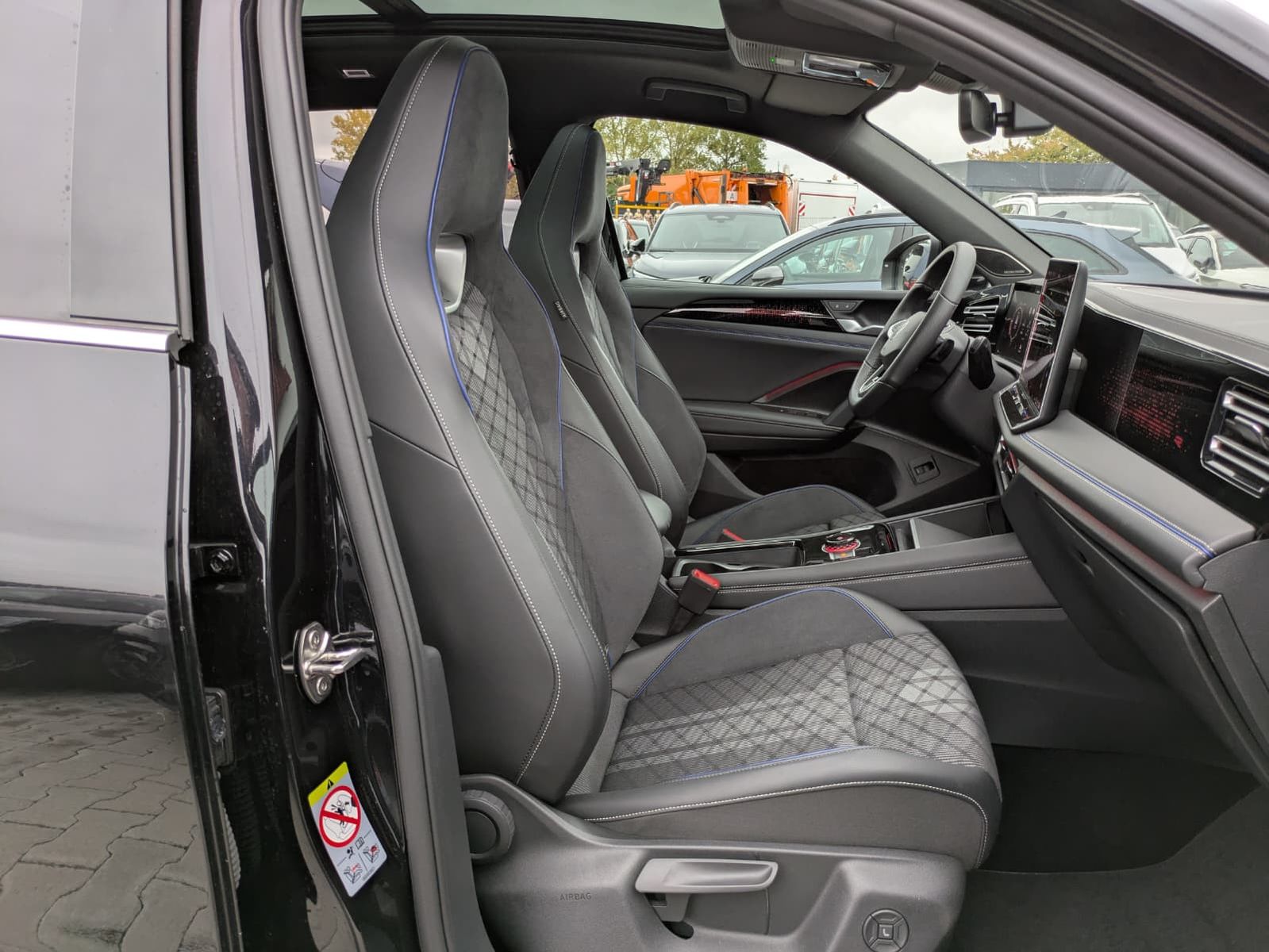 Fahrzeugabbildung Volkswagen Tiguan 2.0 TDI 4M R-Line PANO*H&K*AHK*MATRIX*20"