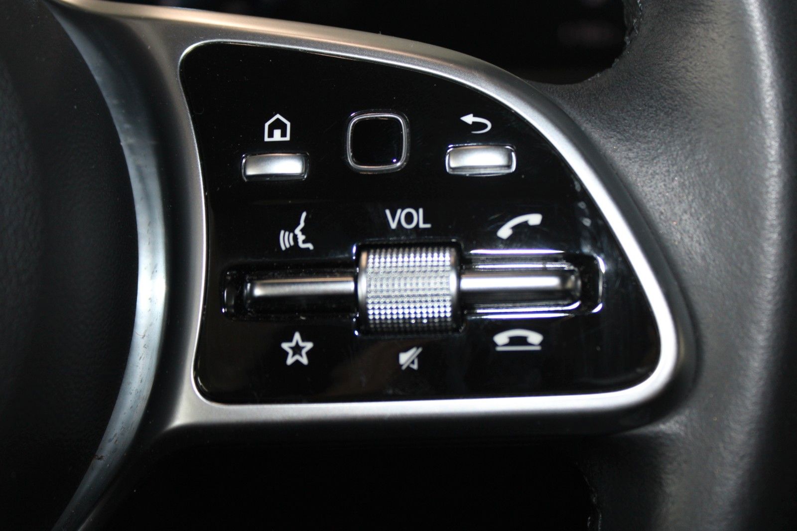 Fahrzeugabbildung Mercedes-Benz CLA 180 Shooting Brake LED NAVI DAB HighEnd uvm