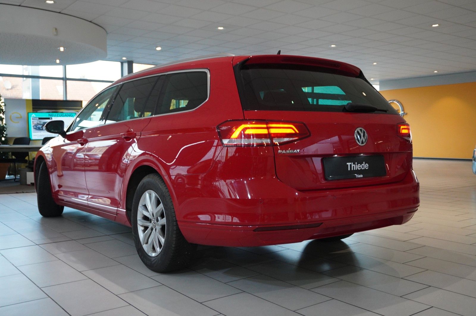 Fahrzeugabbildung Volkswagen Passat Vari. 2.0D COMFORTL. NAVI/LED/SPORT/AHK