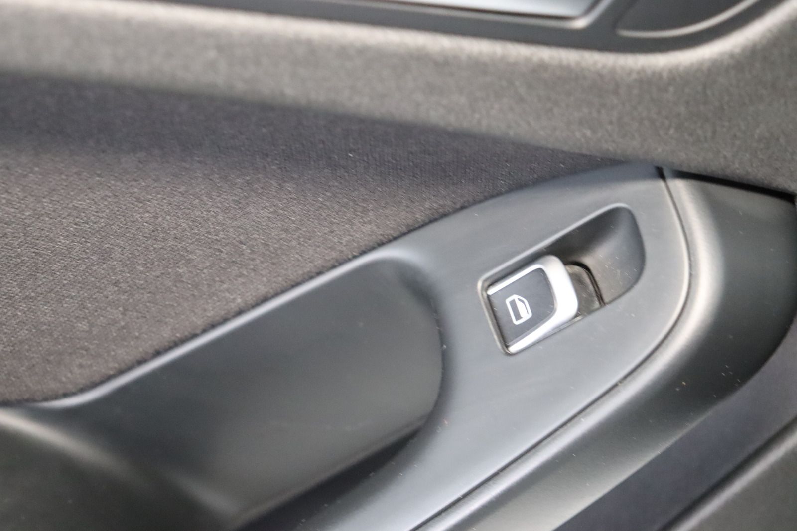 Fahrzeugabbildung Audi A4 1.8 TFSI Attraction Avant S-line * Bi-Xenon *