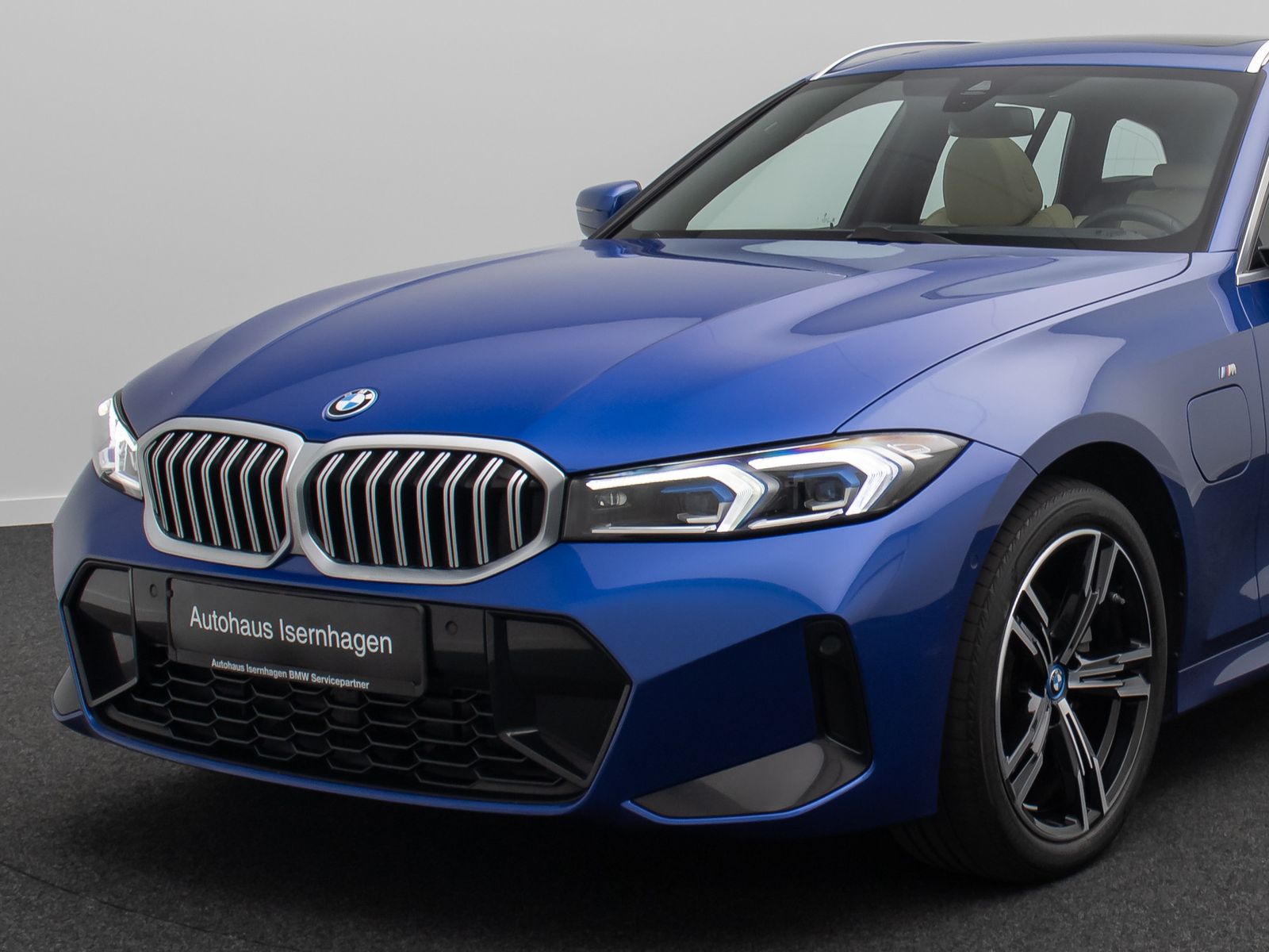 Fahrzeugabbildung BMW 330e xD  M Sport Panorama Kamera HUD DAB HiFi