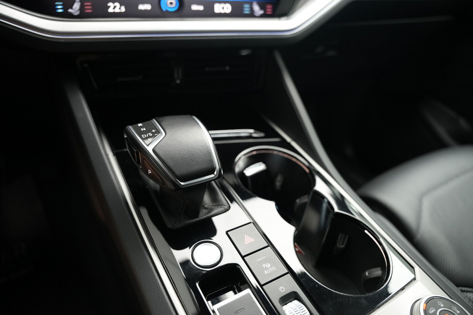 Fahrzeugabbildung Volkswagen Touareg SPORT/ 4Motion/VIRTUAL/AMBIENT/360''KAM