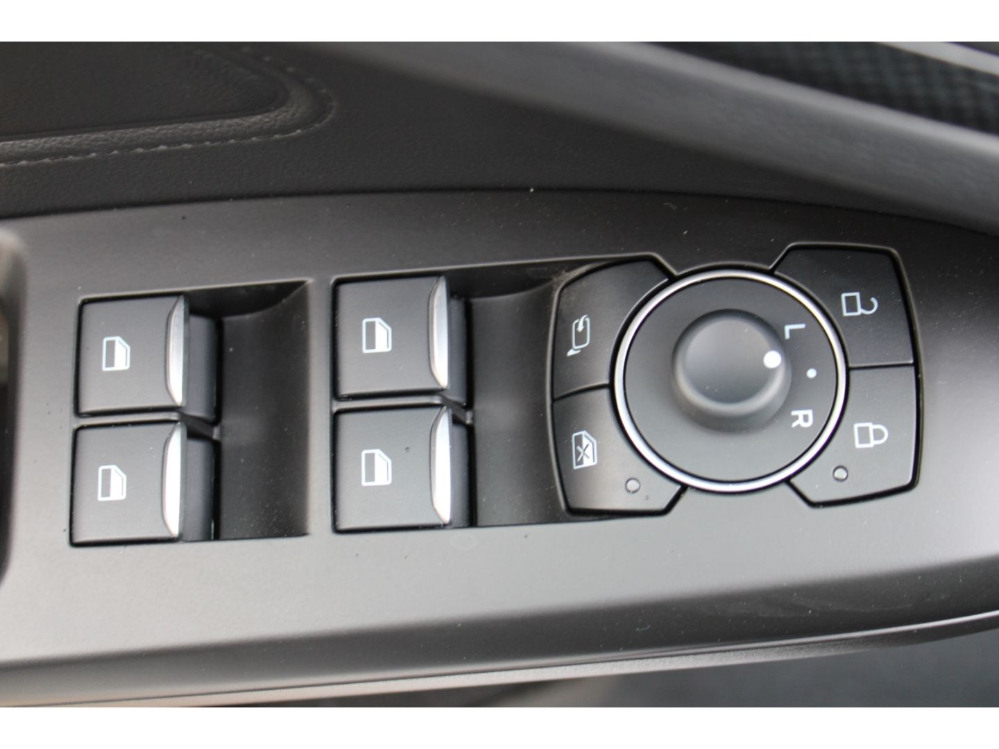 Fahrzeugabbildung Ford Focus Turnier ST-Line ACC LED TWA Navi DAB GJR R