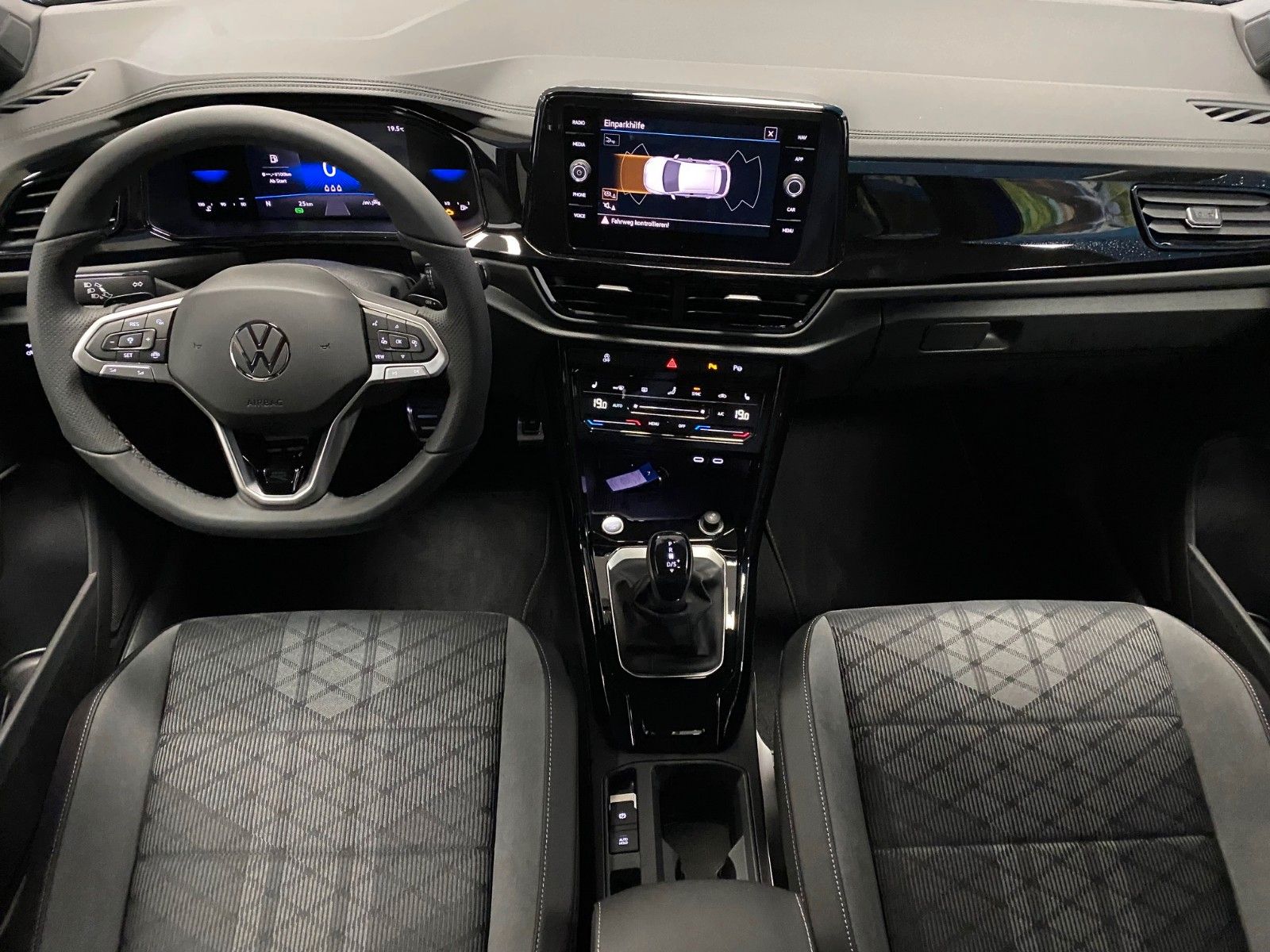 Fahrzeugabbildung Volkswagen T-Roc 1.5 TSI DSG R-Line+ACC+AHK+19 ZOLL ALUFELG