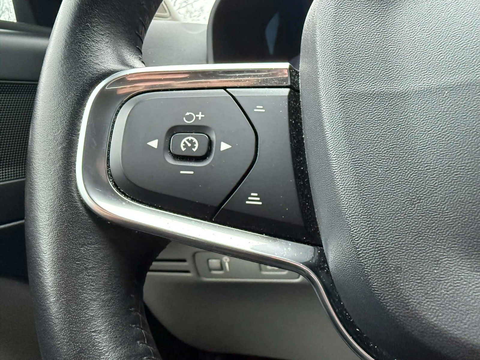 Fahrzeugabbildung Volvo XC40*Momentum*T4*AWD*360Grad*Connect*LED*SHZ*