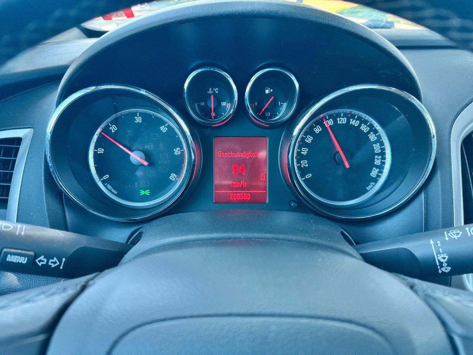 Opel Astra 2011 — photo 11