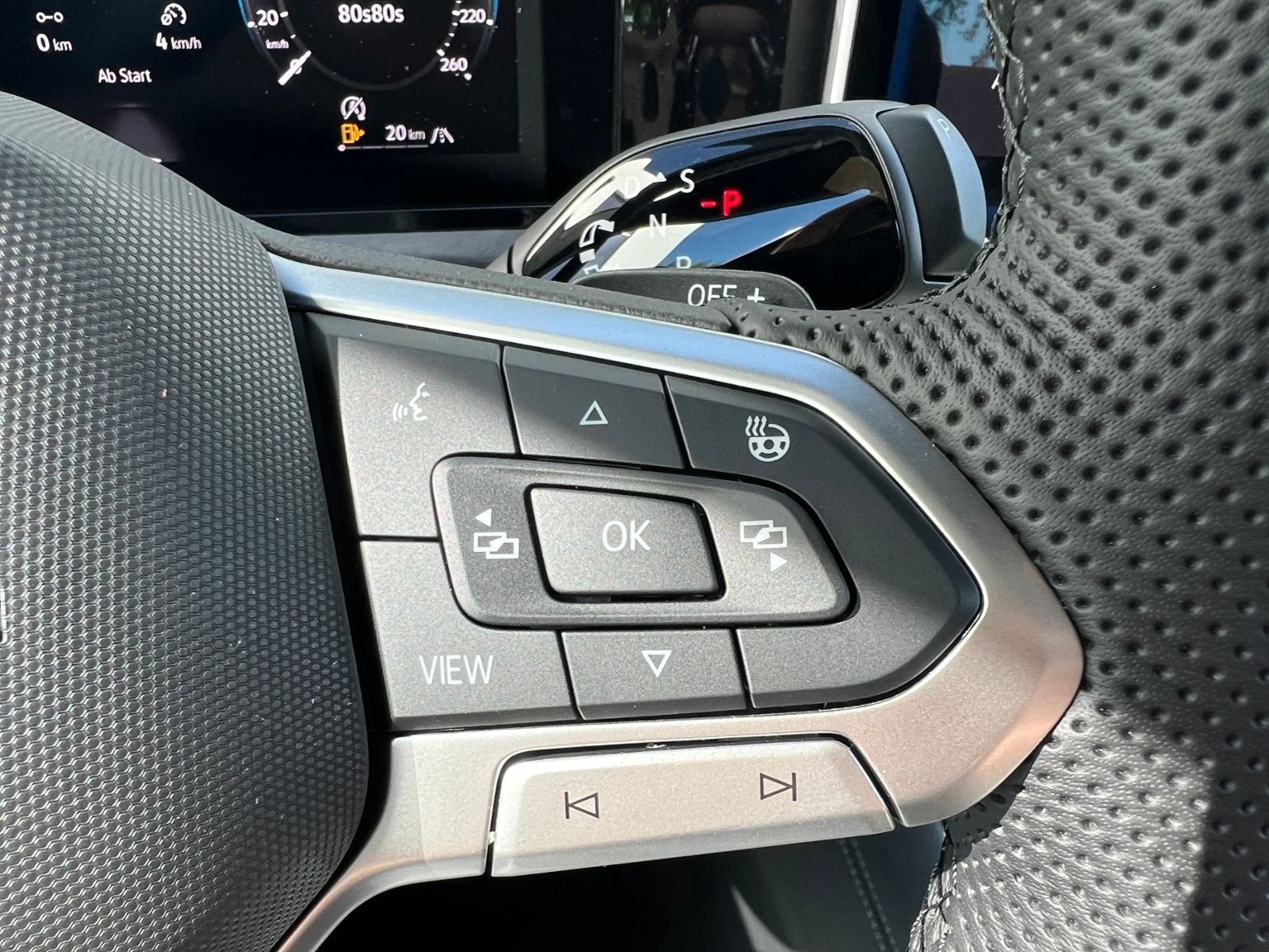 Fahrzeugabbildung Volkswagen Tiguan R-Line 1.5 eTSI DSG *AHK, IQ.Light, ACC,