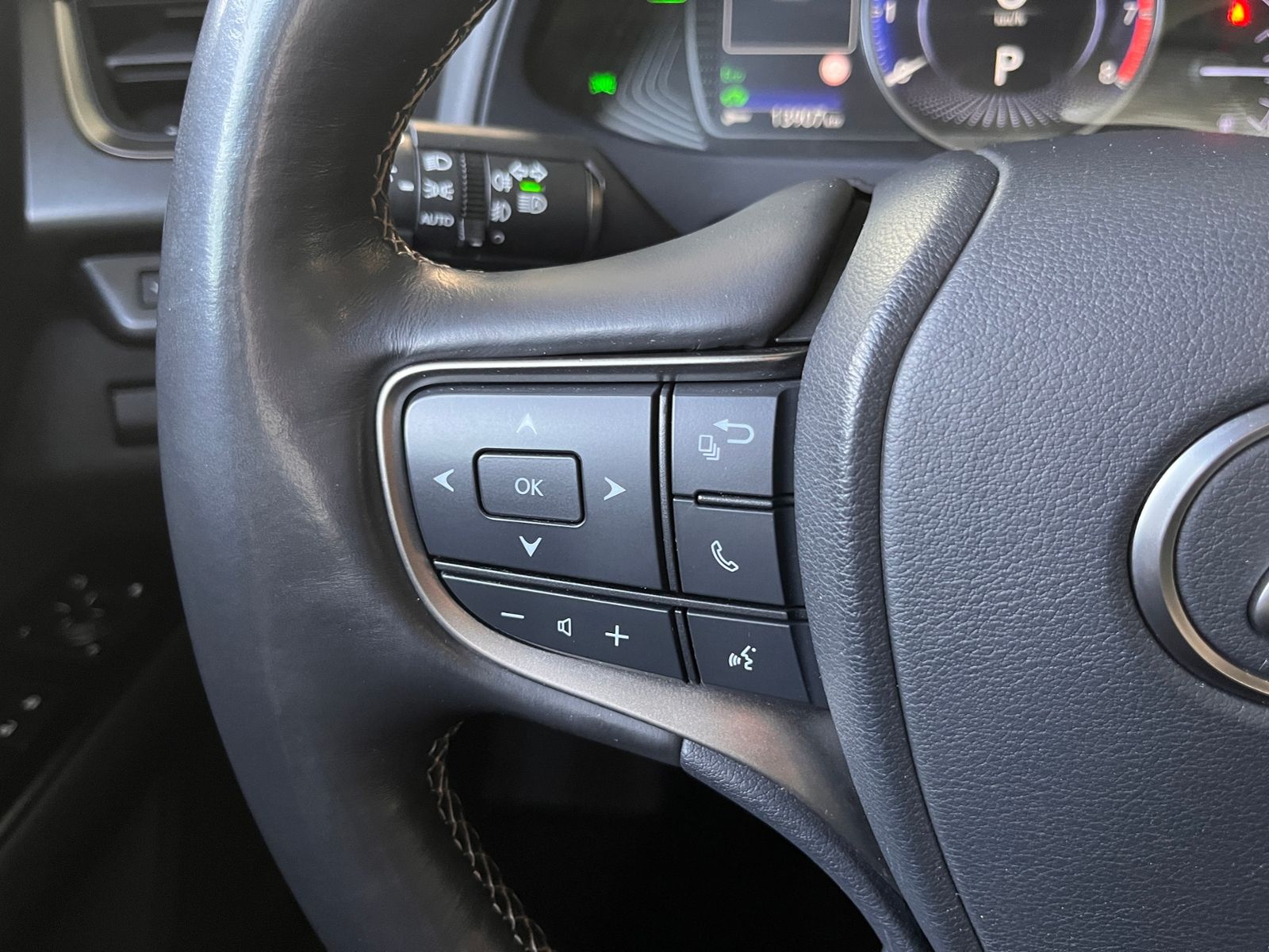 Fahrzeugabbildung Lexus UX 250 h Launch Edition LED NAV SHZ RFK