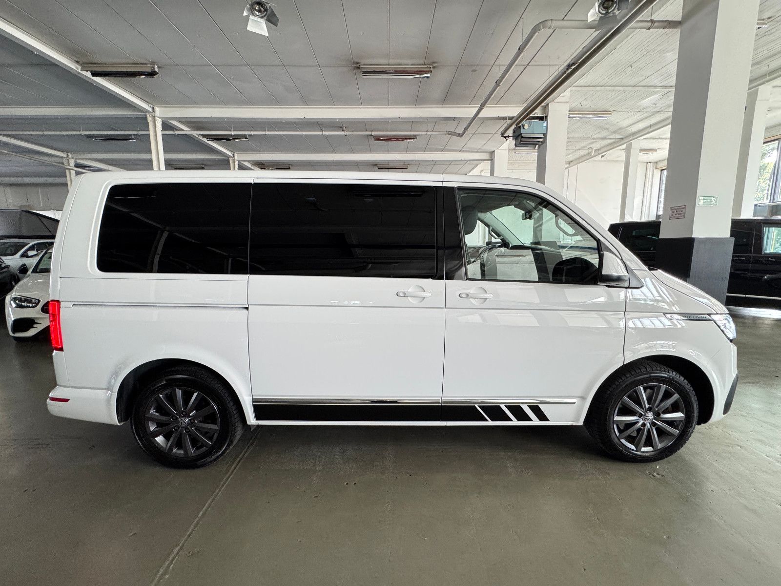 Fahrzeugabbildung Volkswagen T6.1 4M DSG IQ.DRIVE INDIVIDUAL EDITION 6-SITZER