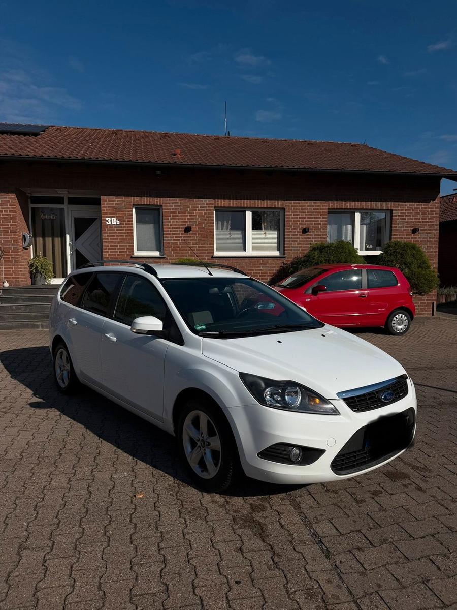 Ford Focus 2010 — rear view