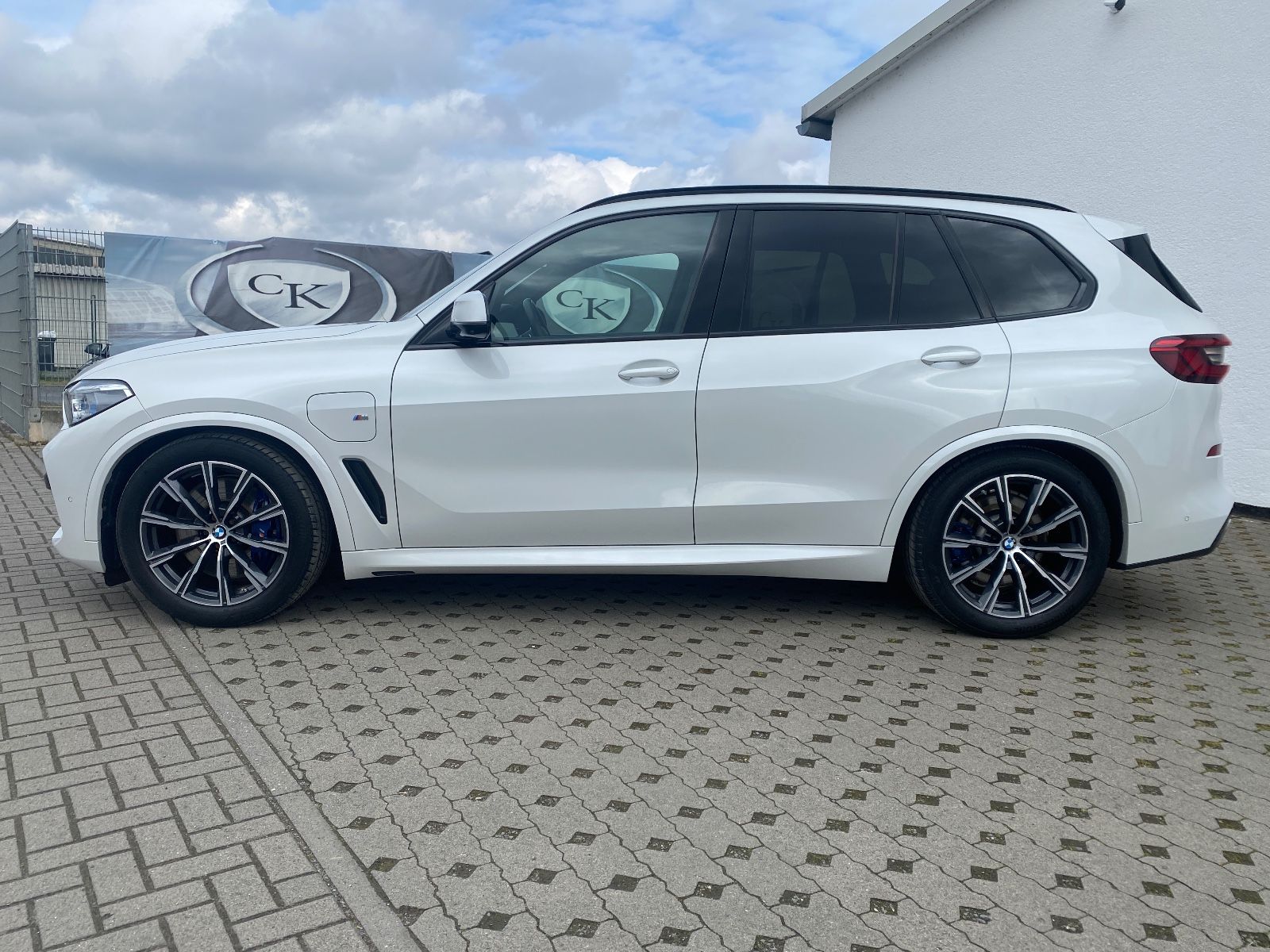 Fahrzeugabbildung BMW X5 xDrive 45 e M Sport/Laser/HeadUp/Pano/360°Kam