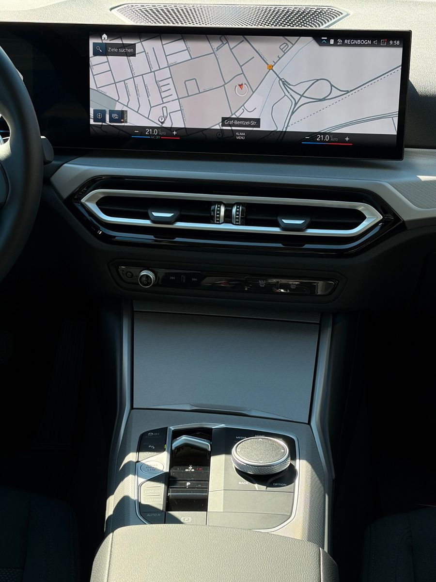 Fahrzeugabbildung BMW 318i Limo Autom. SHZ LED LKA TEMP CarPlay Navi
