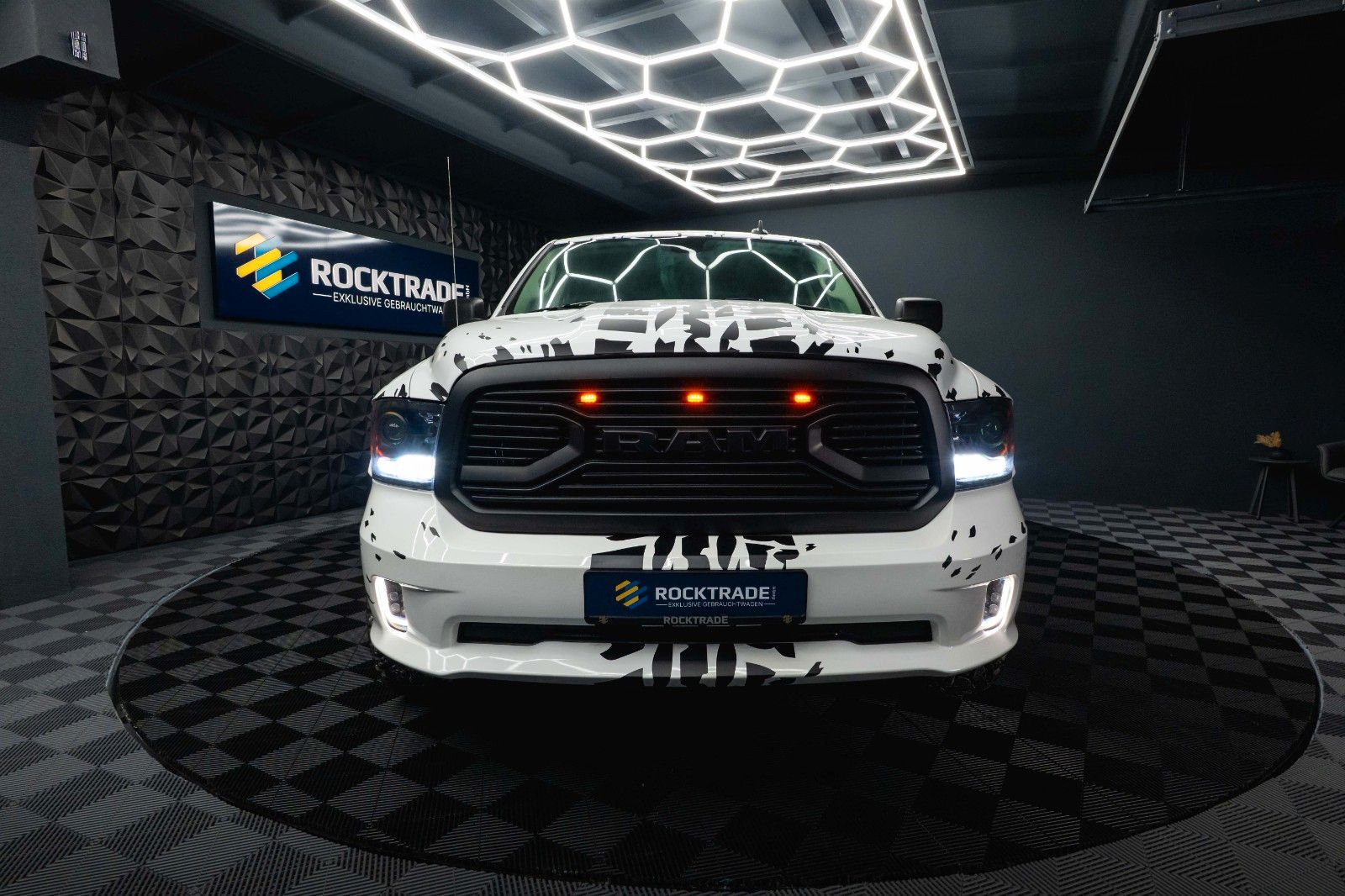 Fahrzeugabbildung Dodge RAM 5.7 V8 HEMI 4x4 OFFROAD Night-Paket *LED*AHK