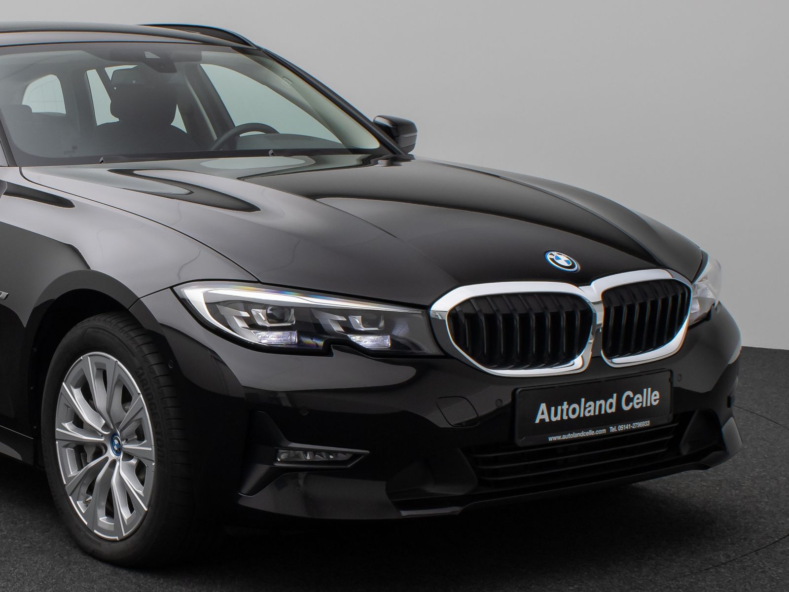 Fahrzeugabbildung BMW 330e Panorama Kamera DAB WLAN Lenkrhzg Alarm LED