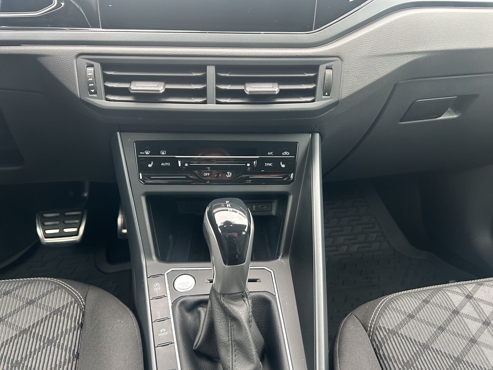 Fahrzeugabbildung Volkswagen Taigo R-Line 1.5 TSI DSG Matrix Navi ACC SHZ Bea