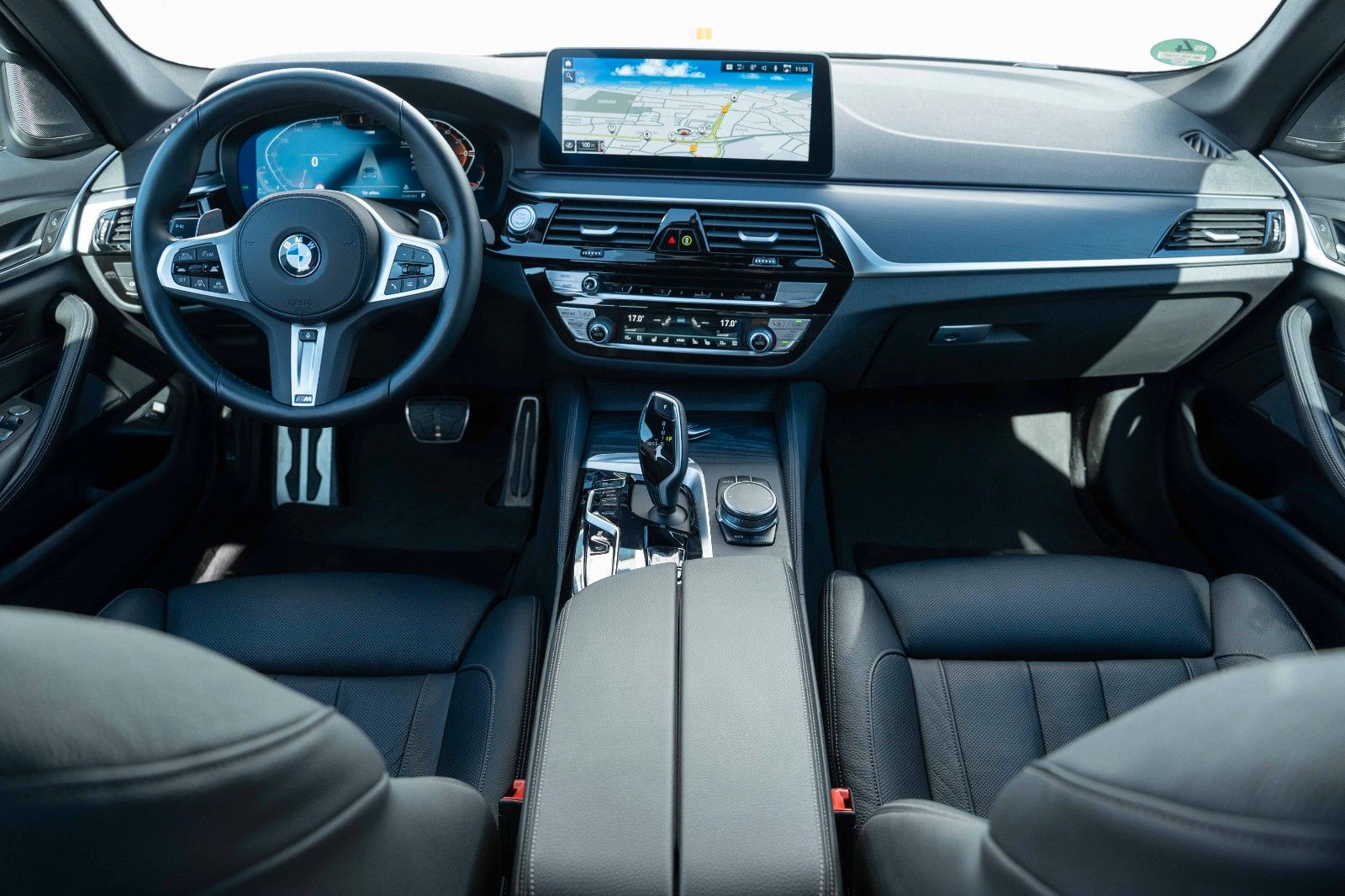 Fahrzeugabbildung BMW 530 D XDRIVE M SPORT LED KAM H&K WLAN 19" DAB