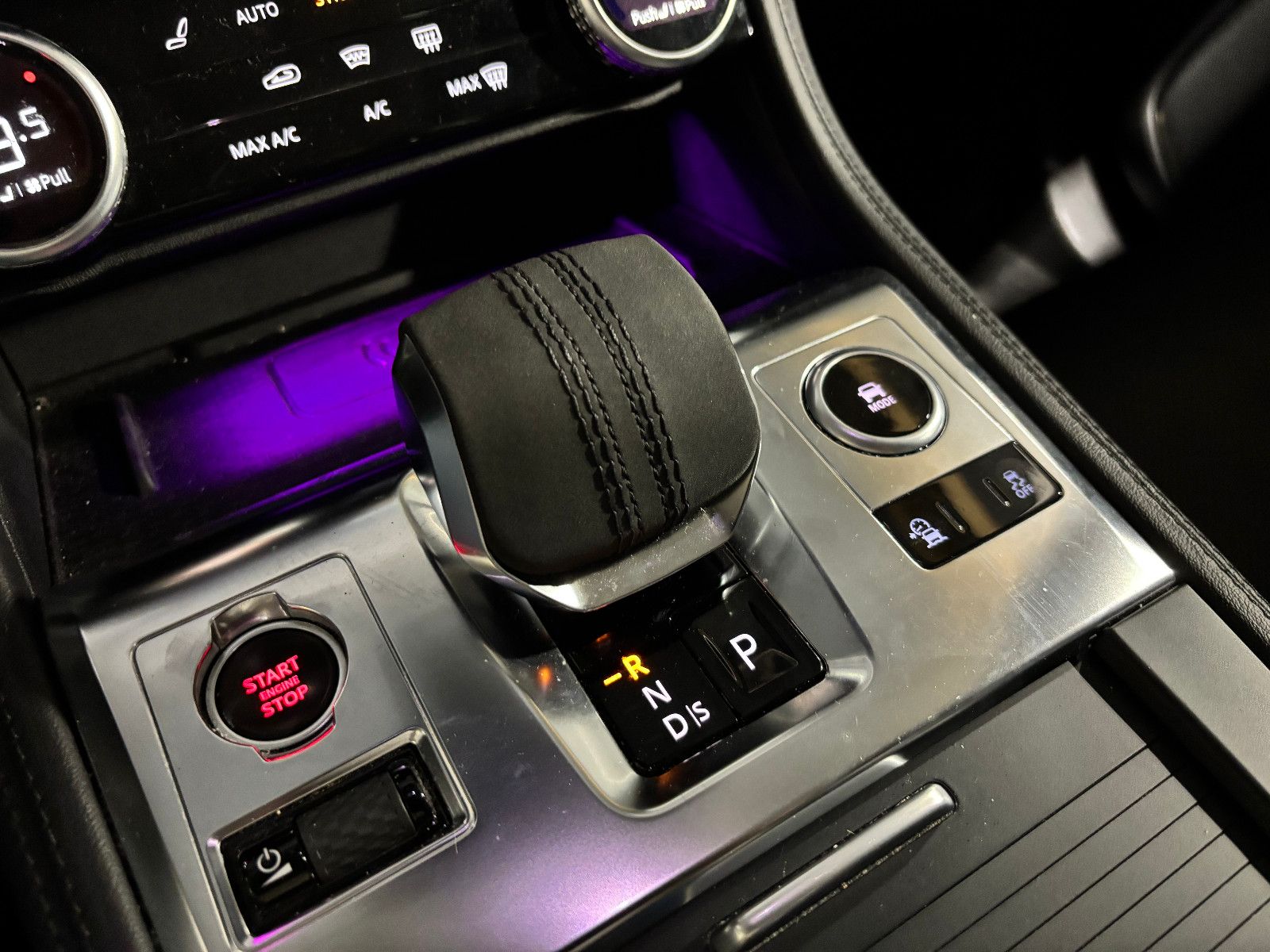 Fahrzeugabbildung Jaguar F-PACE SE AWD/D300KA;ERA/MASSAGE/APPLE/NAVI/KAM