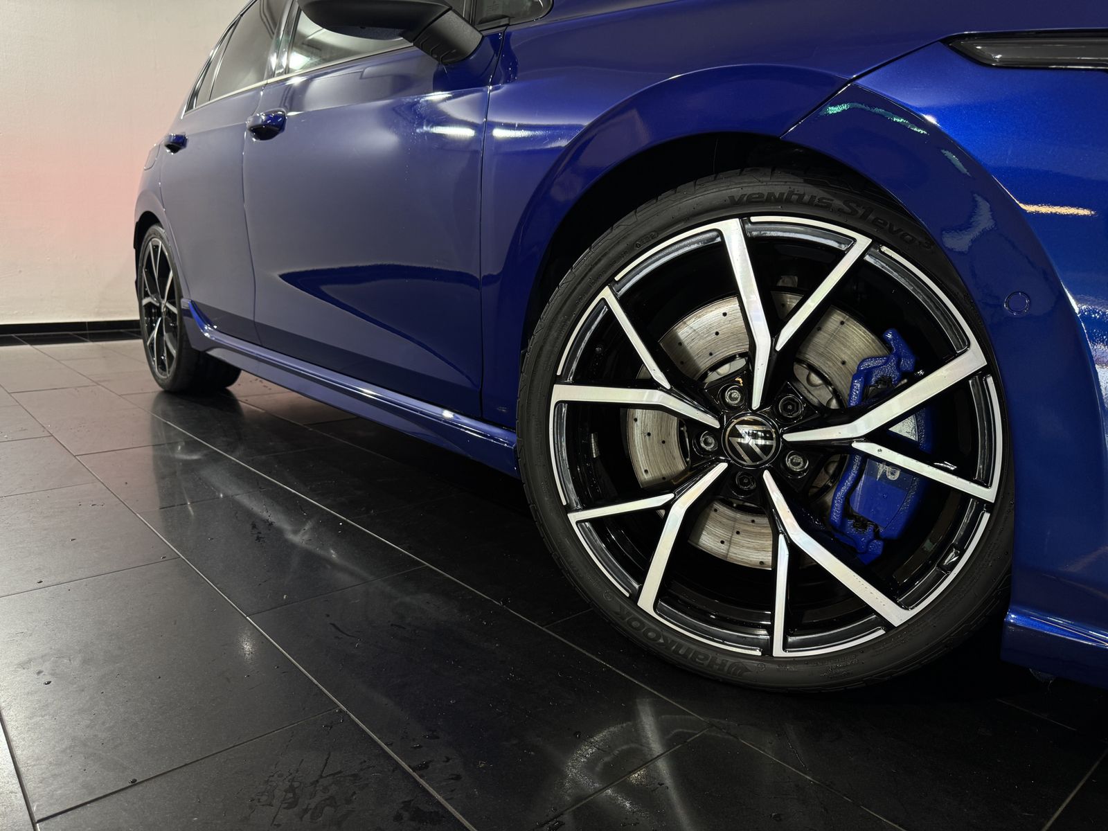 Volkswagen Golf VIII R Akra Perf.Paket Pano H&K HeadUP DCC foto 5