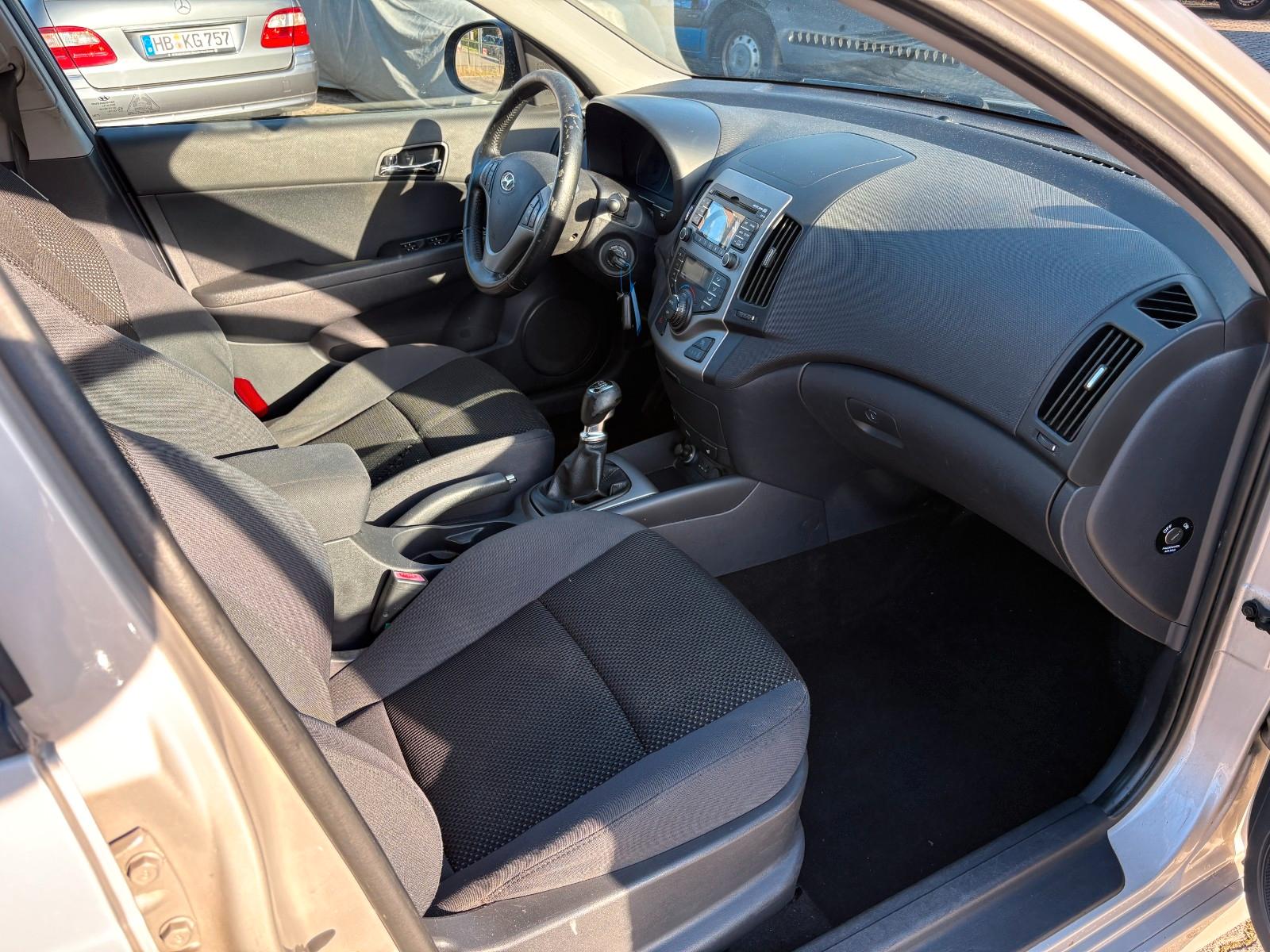Hyundai i30 2010 — photo 9