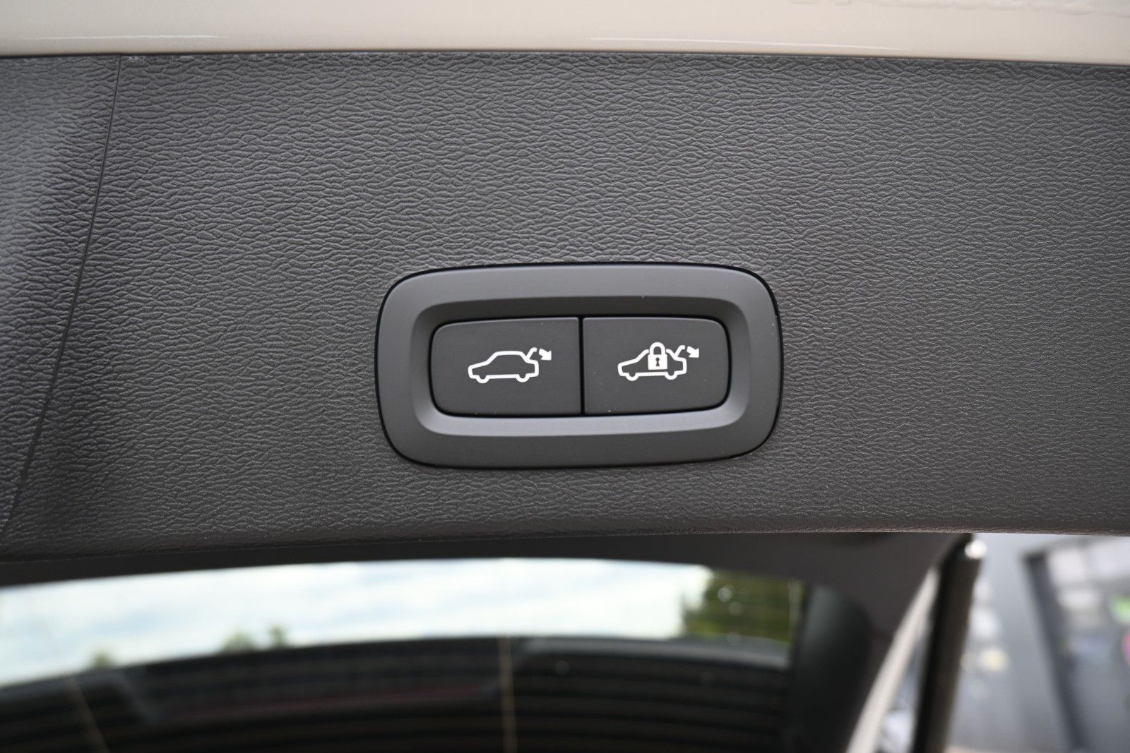 Fahrzeugabbildung Volvo XC40 B4 DKG Plus Black Edition*FSHZG*H&K*ACC*AHK