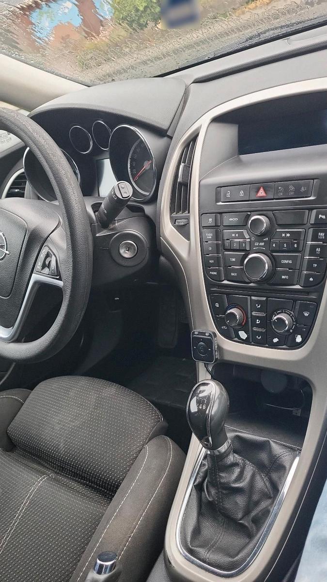 Opel Astra 2012 — photo 12