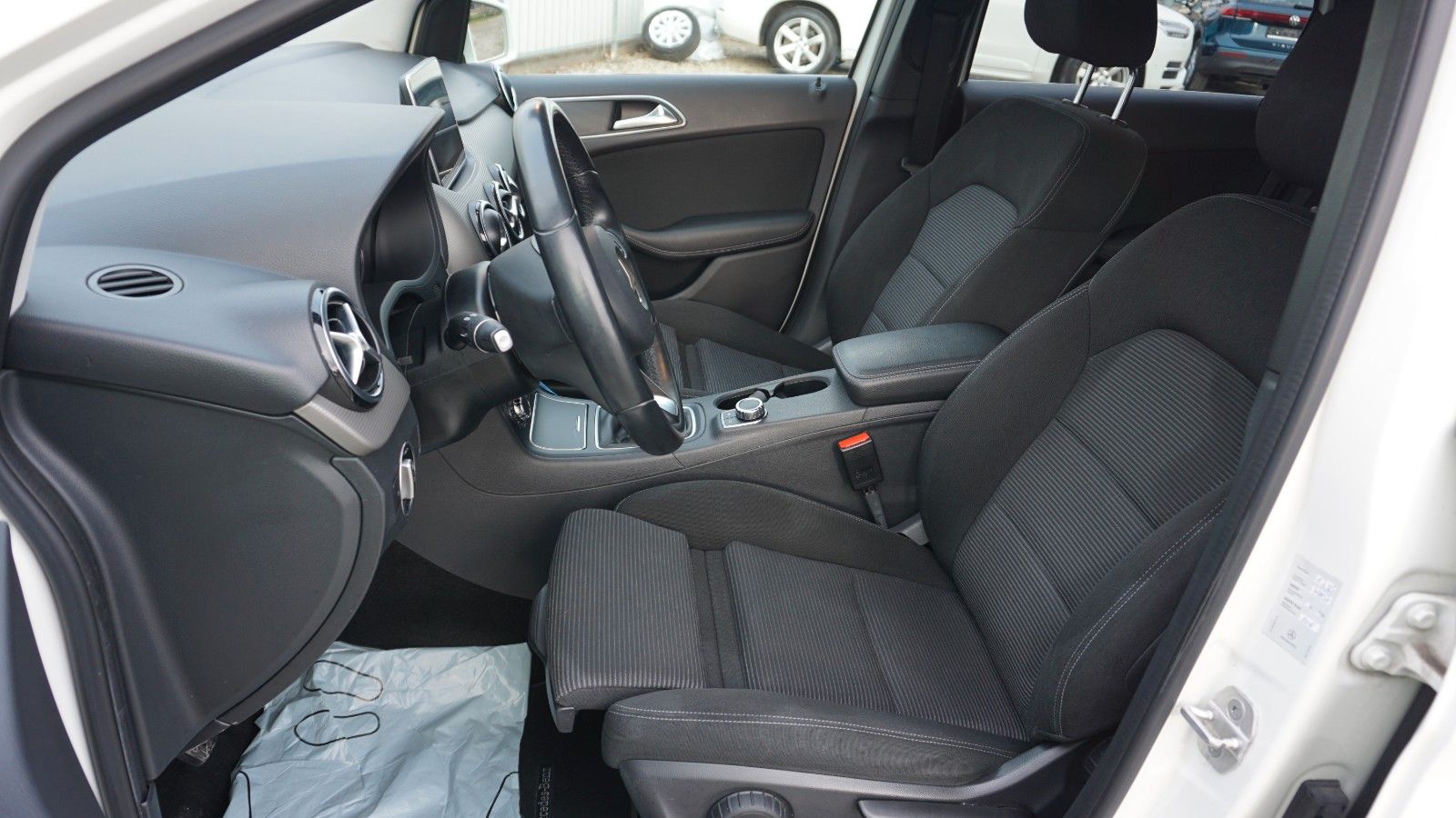 Fahrzeugabbildung Mercedes-Benz B 180 Navi,LED,Park Assist,SH,PDC,SR+WR