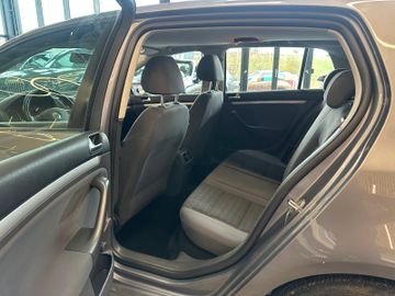 Volkswagen Golf V Lim. Tour *KLIMA*SZHZ*TEMPOMAT*AHK*