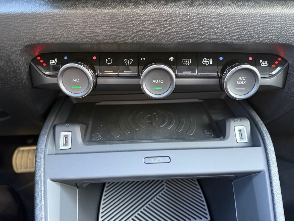 Fahrzeugabbildung Citroën C4 Hybrid 145 MAX Neuwagen*Schiebedach*Winter-P.