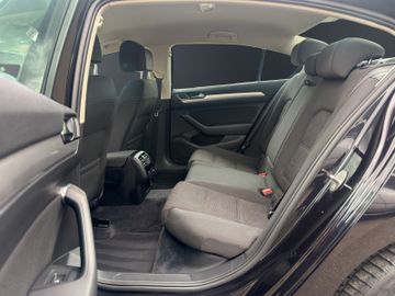 Volkswagen Passat - 11