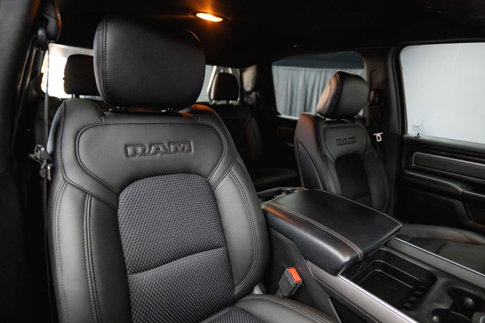 Fahrzeugabbildung Dodge RAM 5.7 V8 HEMI 4x4 Offroad Night-Edition LPG