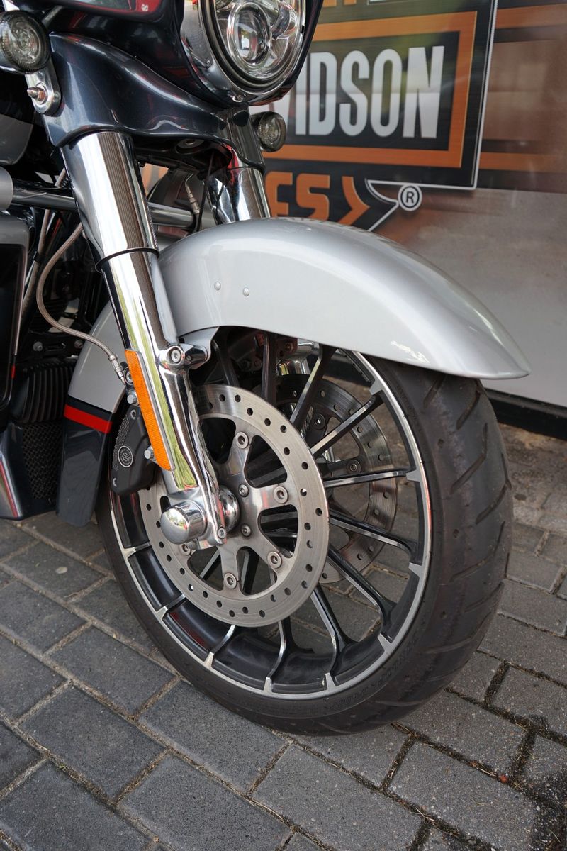 Fahrzeugabbildung Harley-Davidson Street Glide 117 CVO-Neuwertig-Wilbers