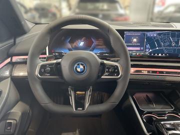 صورة 10 لـ 2026 BMW I5