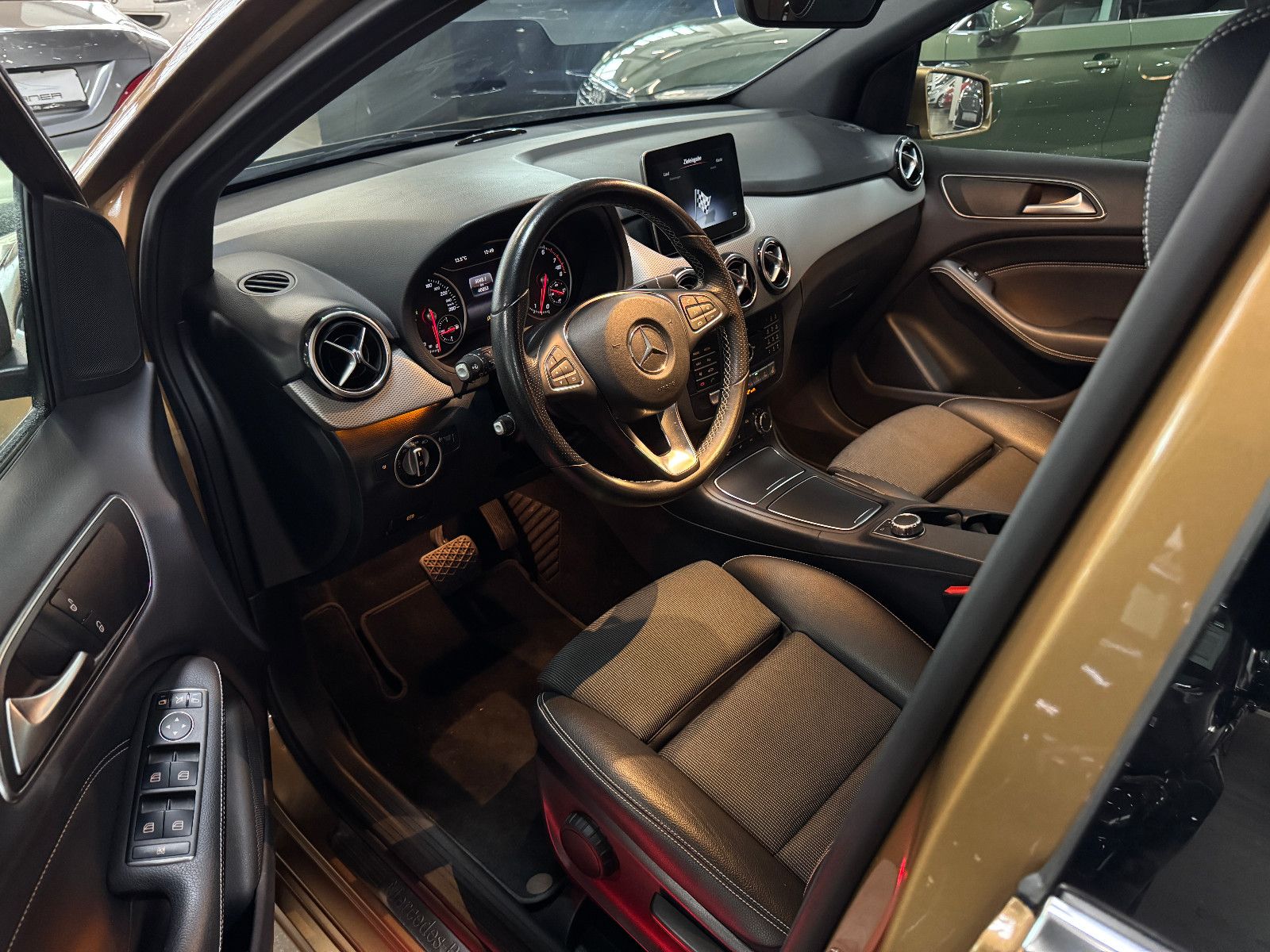 Fahrzeugabbildung Mercedes-Benz B 180 7G-DCT URBAN SPORTPAKET NAVI LED KAMERA 2H