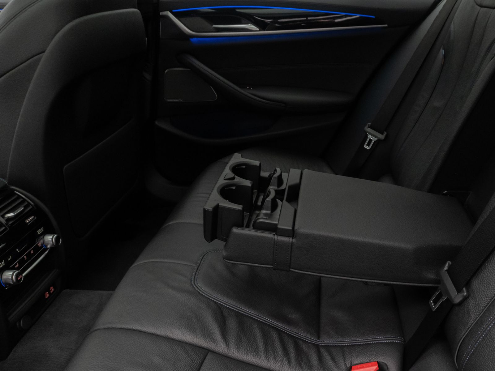 Fahrzeugabbildung BMW 540i xD M Sport DAB Panorama HUD H/K DispKey 20"