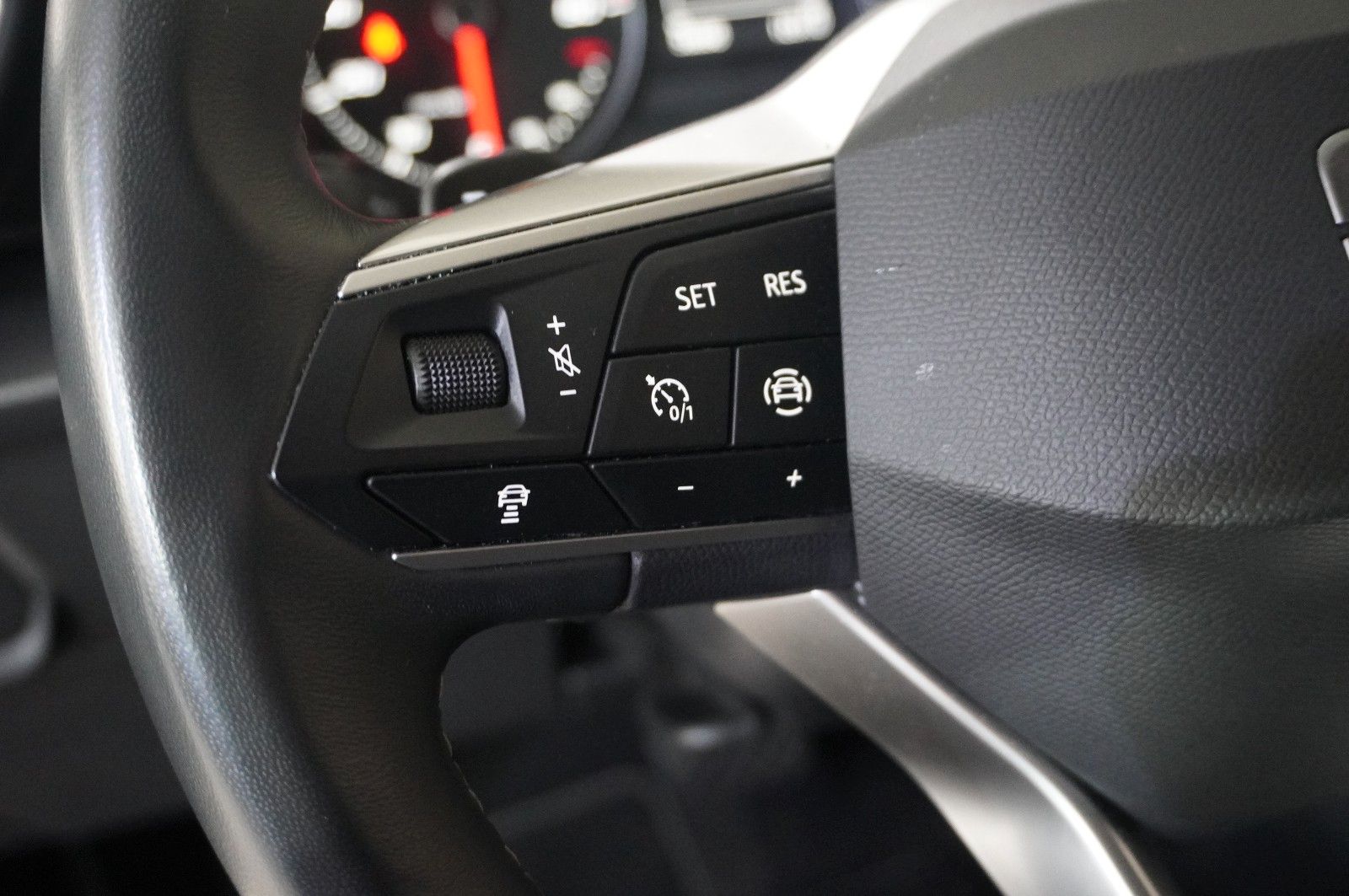 Fahrzeugabbildung SEAT Leon ST 1.0 E-TSI STYLE DSG NAVI/LED/KAMERA/DAB+