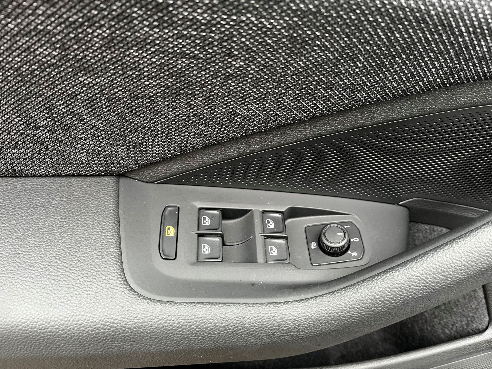 Fahrzeugabbildung SKODA Superb Combi 1.5 TSI NAV SHZ KAM PDC LED ALU DAB